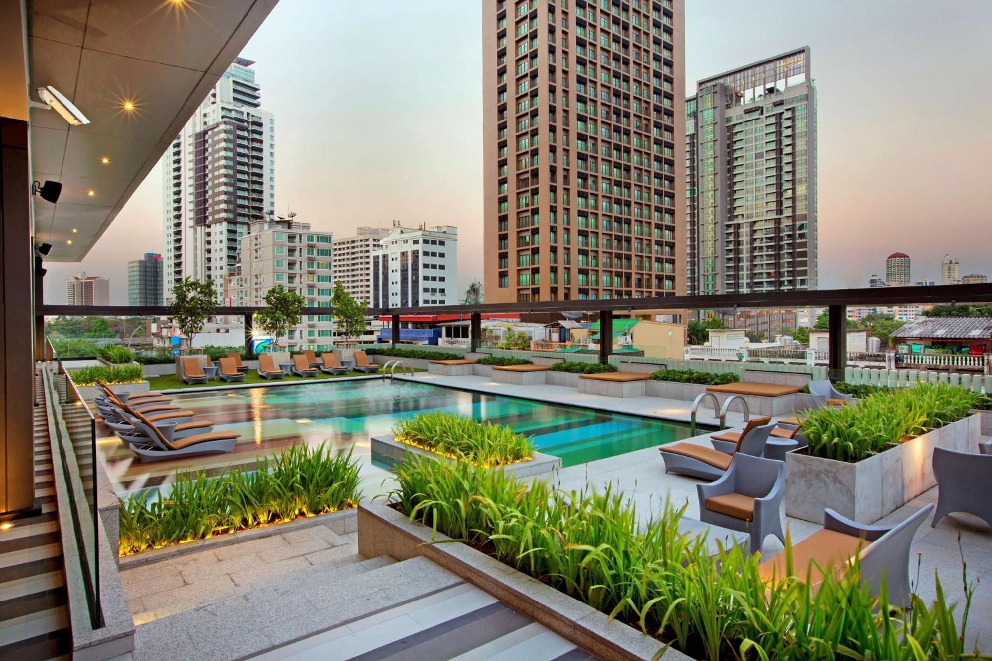 Hotel Doubletree By Hilton Sukhumvit Bangkok Exterior foto